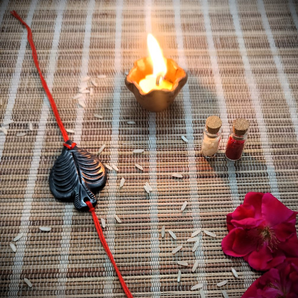 Sawai Madhopur Black Pottery Rakhi Hamper Leaf