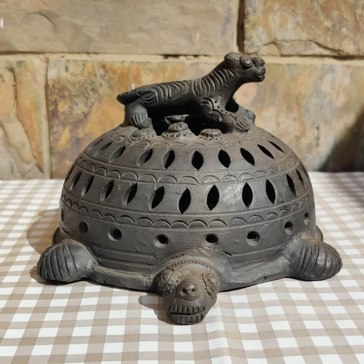 Sawai Madhopur Black Pottery Tiger on Tortoise Lamp